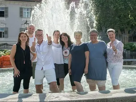 Auf dem Foto ist das Team von INTAKA zu sehen.